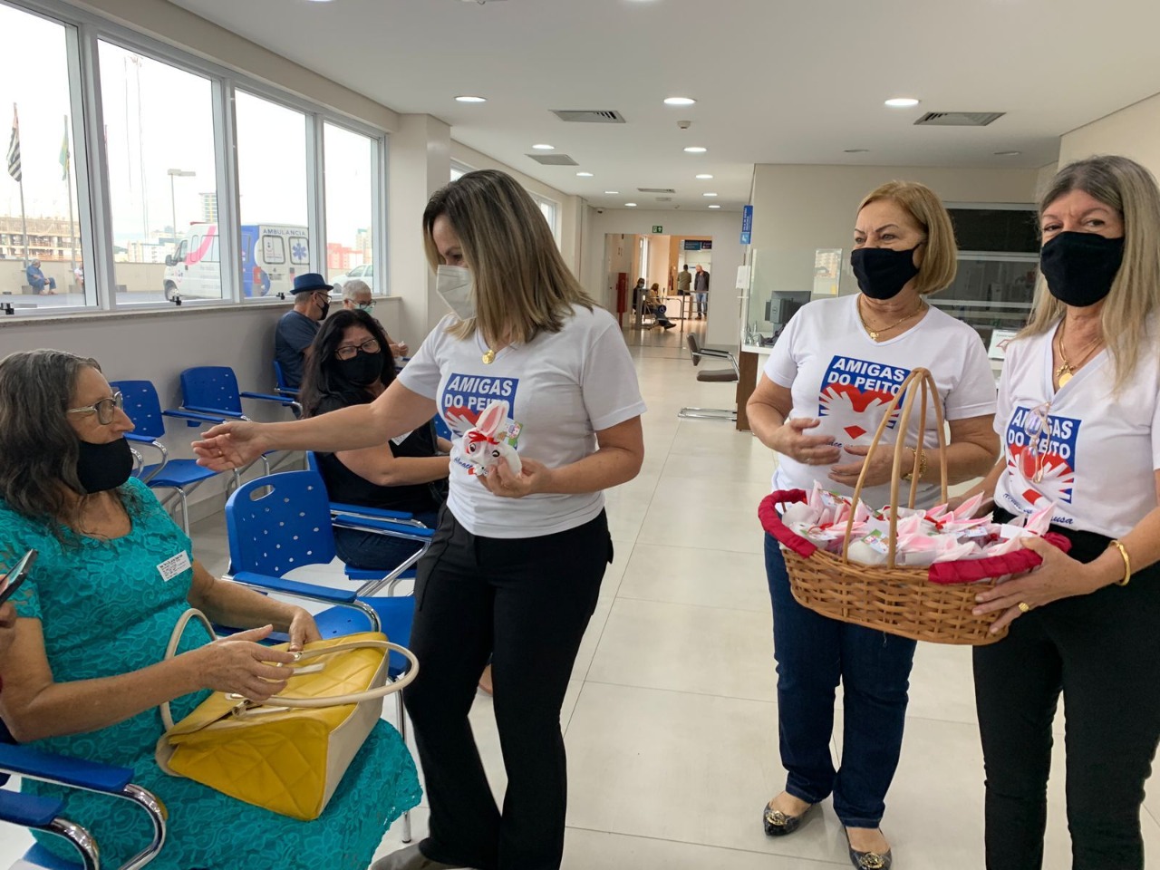 No momento, você está visualizando Amigas do Peito entregam lembrancinhas de Páscoa a pacientes